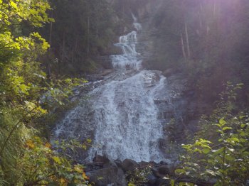 La parte bassa della cascata del torrente Tière (25776 bytes)